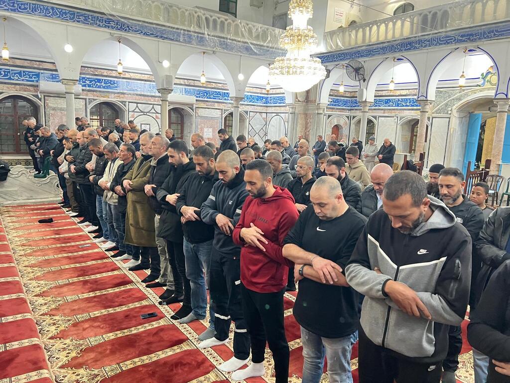 عكّا تتلألأ بأنوار رمضان: أجواء إيمانية مهيبة في مسجد الجزار 