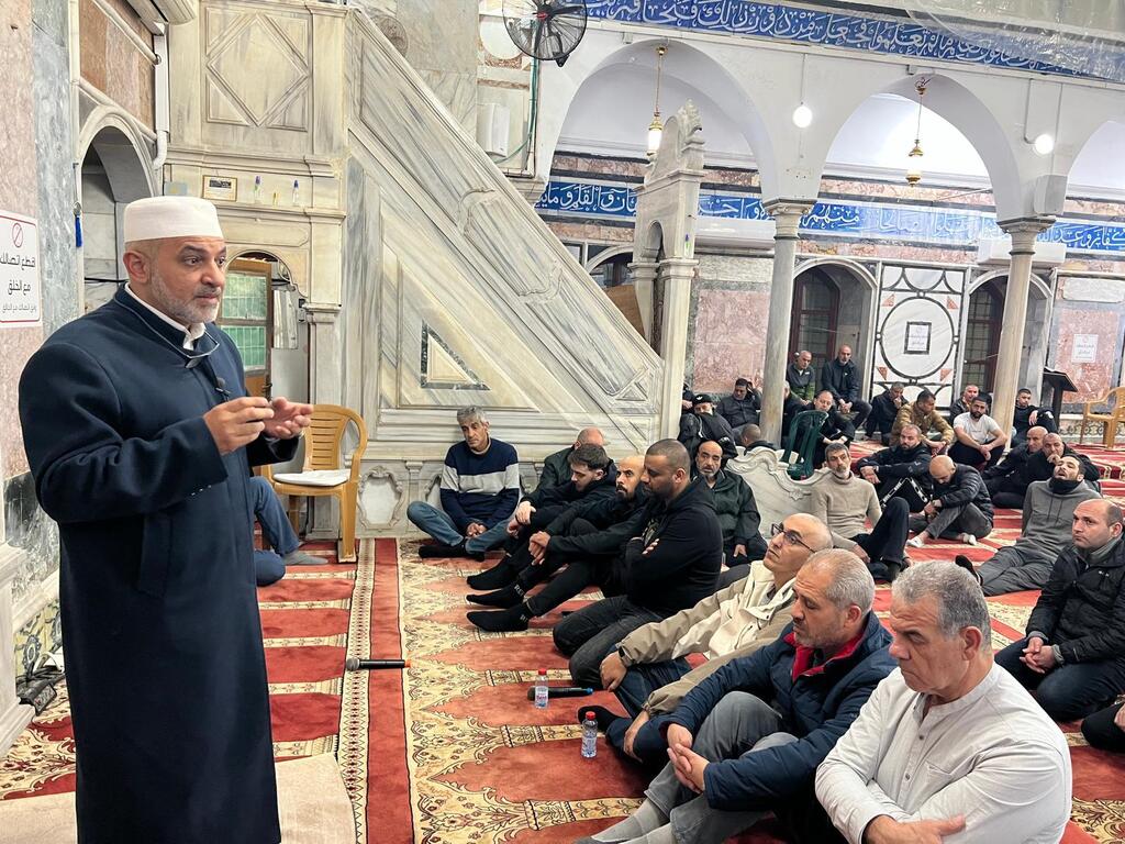 عكّا تتلألأ بأنوار رمضان: أجواء إيمانية مهيبة في مسجد الجزار 