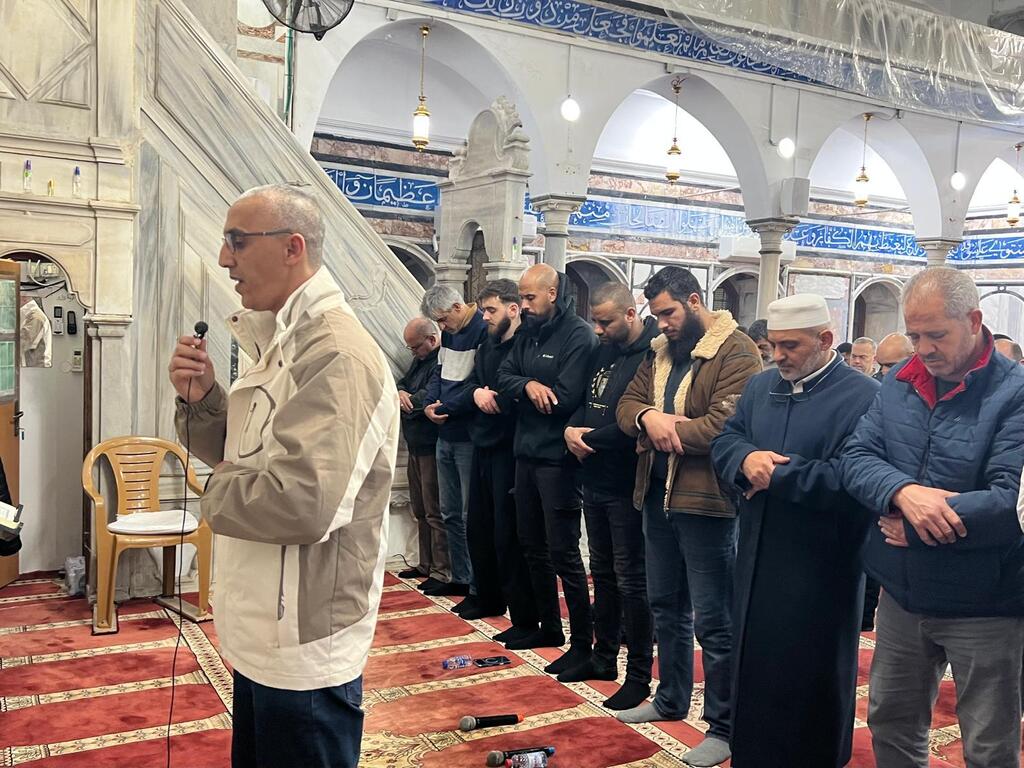 عكّا تتلألأ بأنوار رمضان: أجواء إيمانية مهيبة في مسجد الجزار 