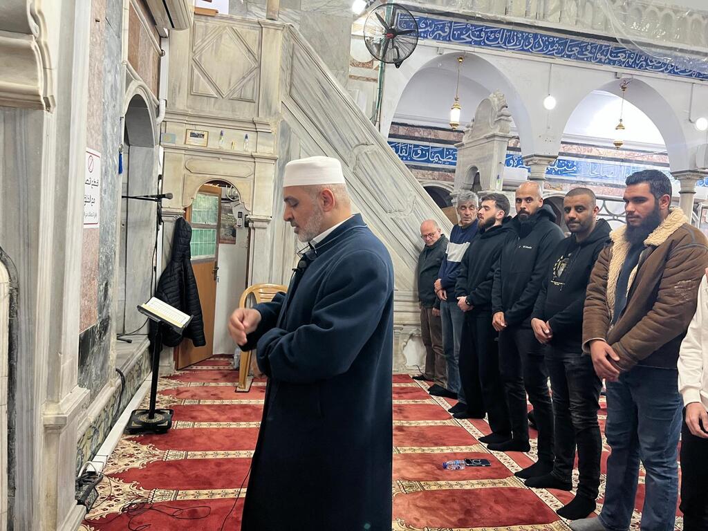 عكّا تتلألأ بأنوار رمضان: أجواء إيمانية مهيبة في مسجد الجزار 