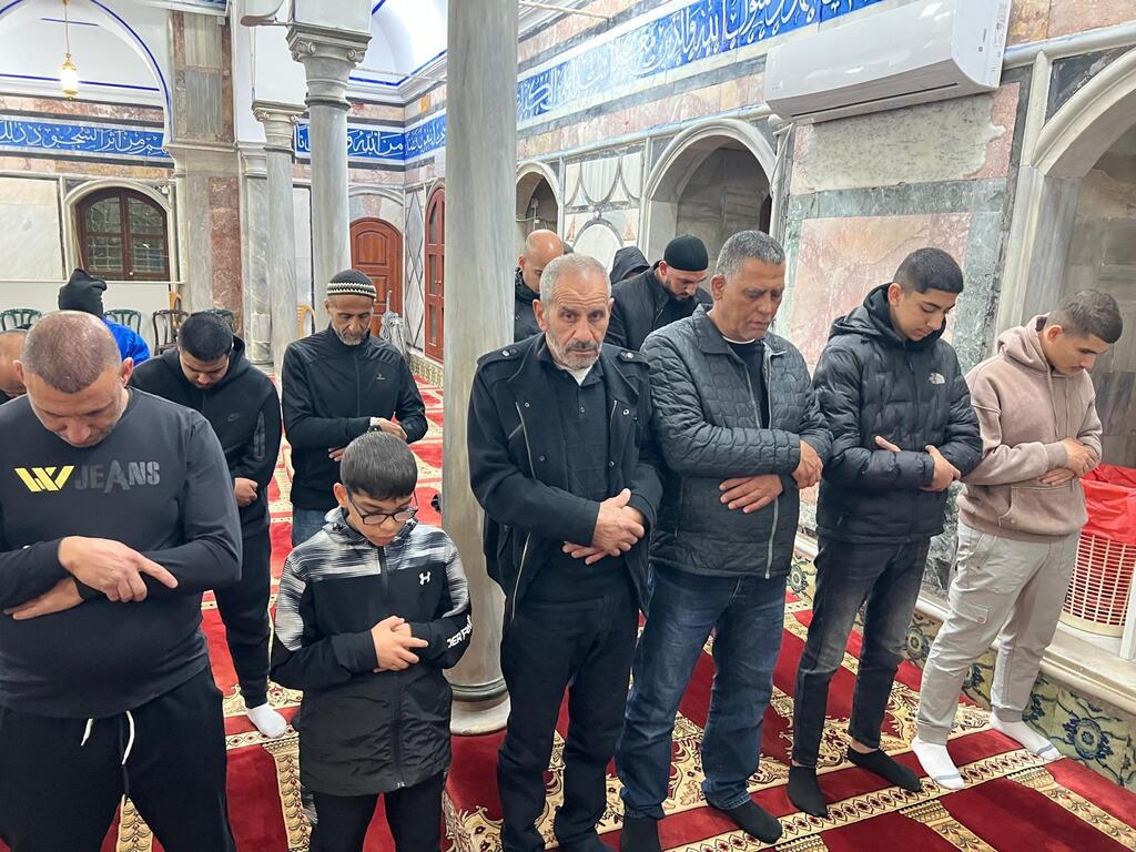 عكّا تتلألأ بأنوار رمضان: أجواء إيمانية مهيبة في مسجد الجزار 