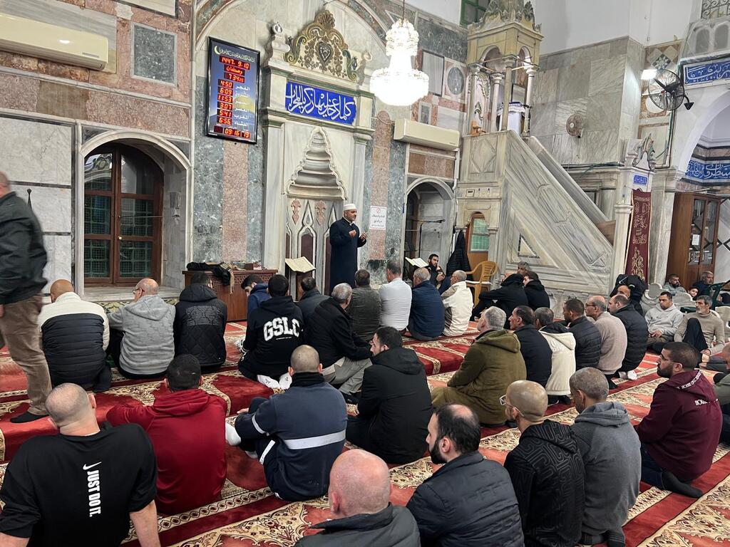 عكّا تتلألأ بأنوار رمضان: أجواء إيمانية مهيبة في مسجد الجزار 