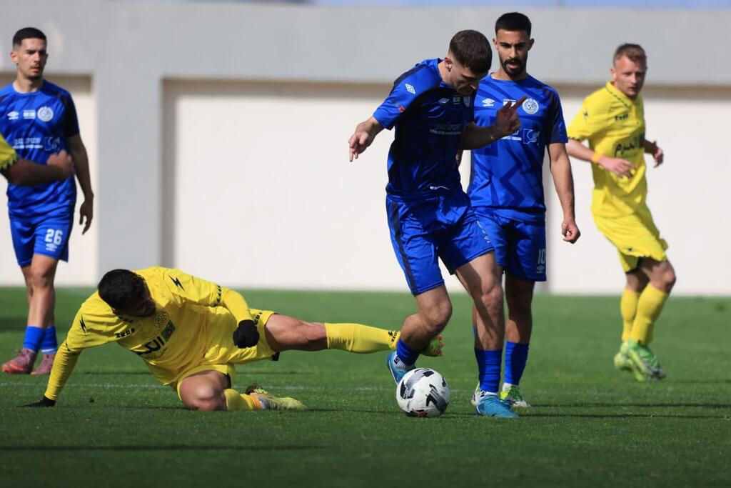 هدف قاتل يُسقط شباب أم الفحم ونافِيه شأنان تُبعده عن حلم القمة (راديو الناس) هدف قاتل يُسقط شباب أم الفحم ونافِيه شأنان تُبعده عن حلم القمة