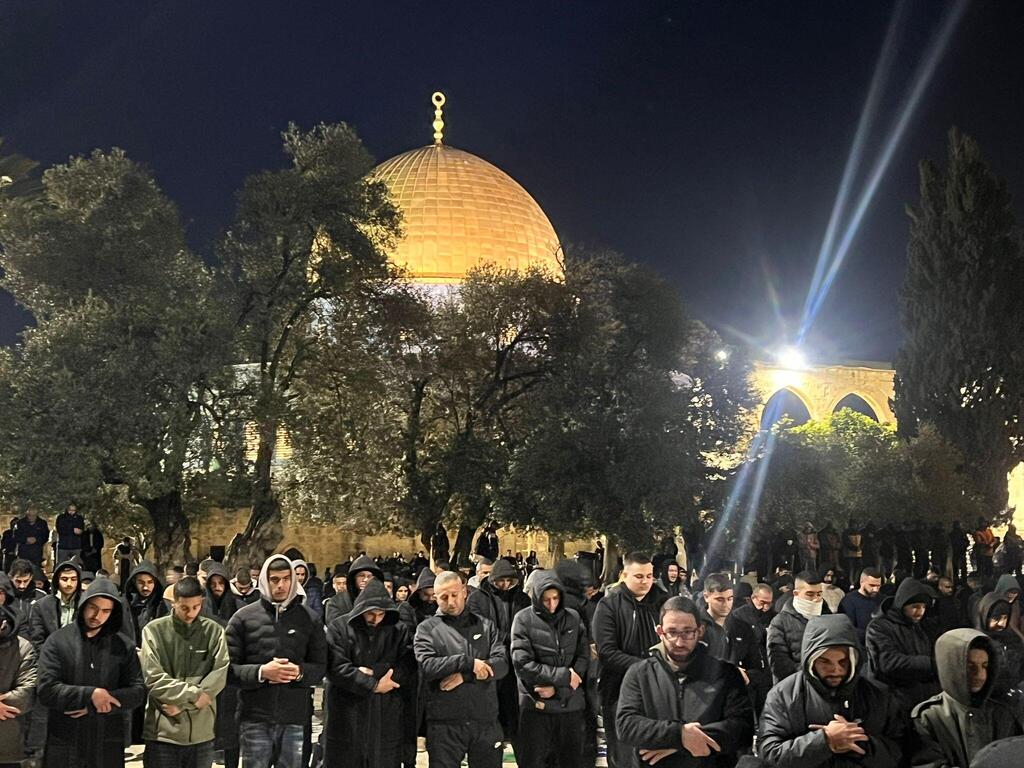 صلاة التراويح في المسجد الأقصى (وفق البند 27 أ لقانون حقوق النشر 2007) صلاة التراويح في المسجد الأقصى