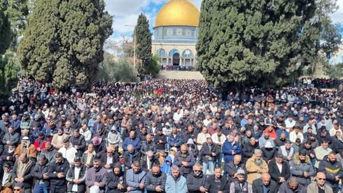 عشرات الآلاف يؤدون صلاة الجمعة الثانية من رمضان رغم القيود في القدس