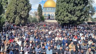 عشرات الآلاف يؤدون صلاة الجمعة الثانية من رمضان رغم القيود في القدس