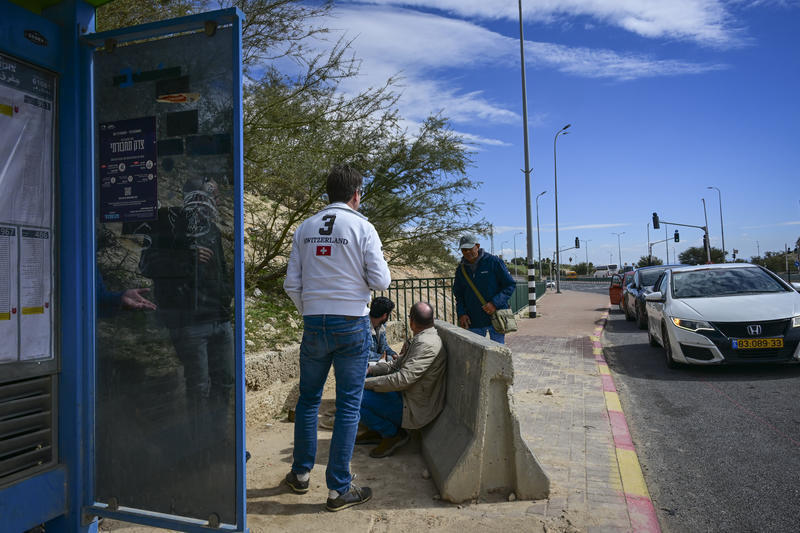 احتماء الناس مع دوي صفارات الإنذار بالقرب من معاليه أدوميم 