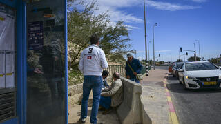 احتماء الناس مع دوي صفارات الإنذار بالقرب من معاليه أدوميم 