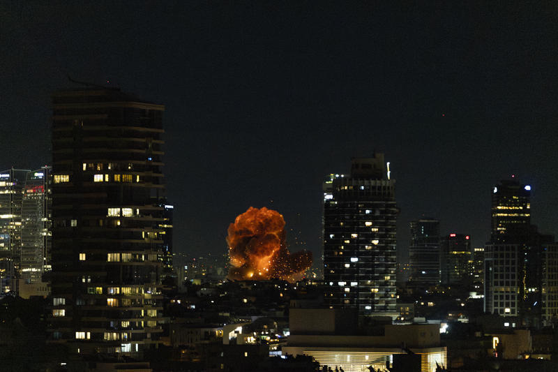 سقوط صواريخ من إيران على تل أبيب