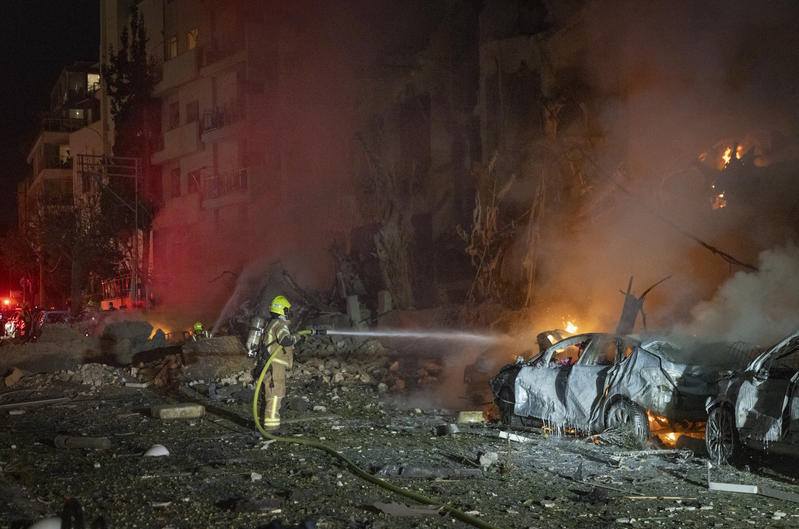 قصف ايران على تل ابيب (فلاش 90) صورة غلاف - قصف ايران على تل ابيب