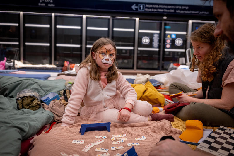 احتفالات البوريم في داخل الملاجئ والمباني المخصنة