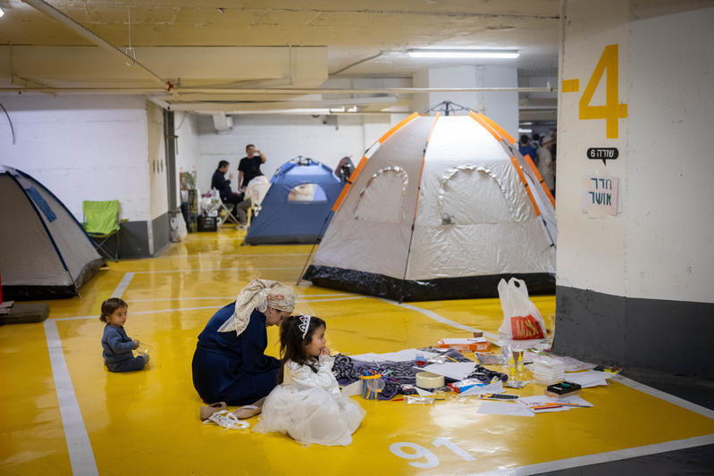 إسرائيليون في الملاجئ (Flash90) إسرائيل تستهدف إيران ولبنان