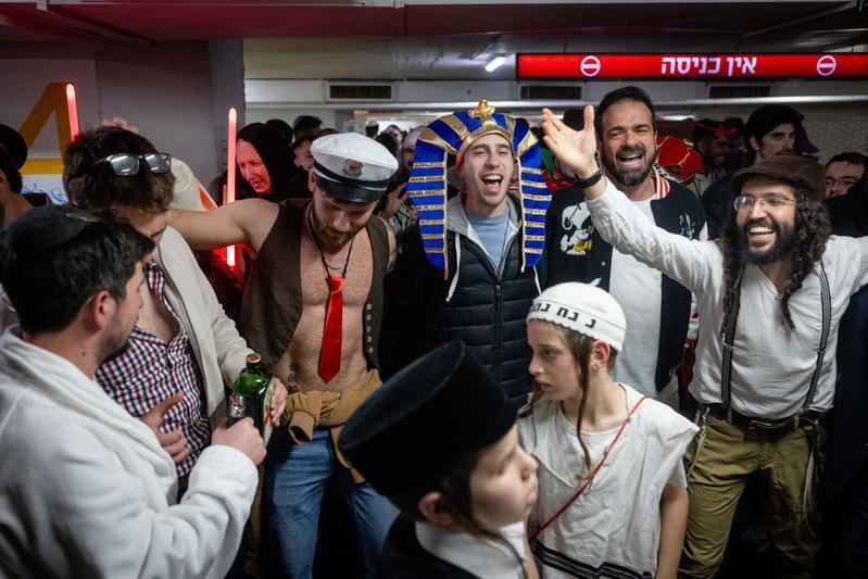 احتفالات البوريم في داخل الملاجئ والمباني المخصنة