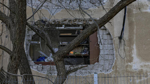 تضرر مباني بصواريخ من إيران