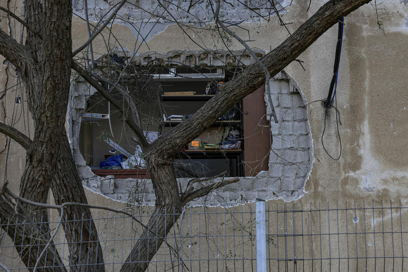 تضرر مباني بصواريخ من إيران
