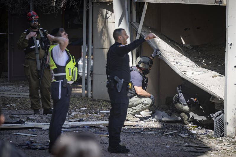 سقوط شظايا في مدينة بيتح تكفا (Flash90) سقوط شظايا في مدينة بيتح تكفا