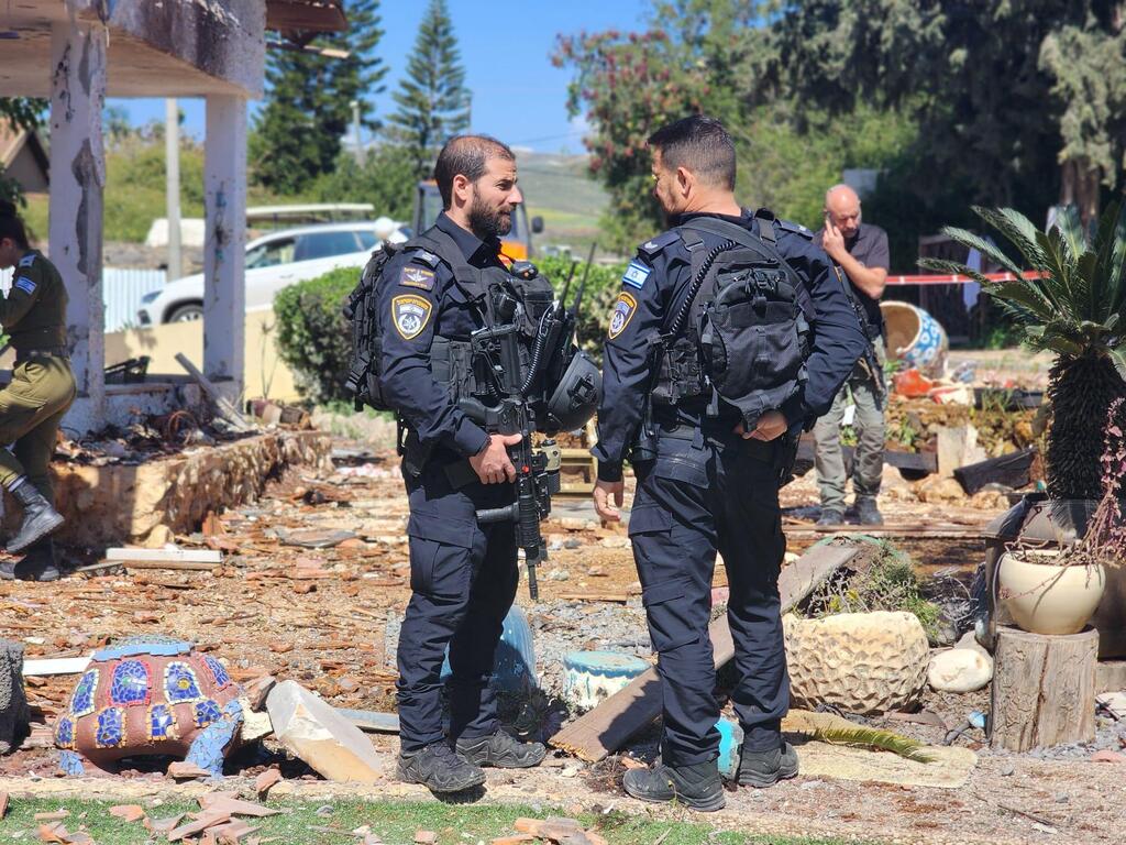 من موقع السقوط في اصبع الجليل (الشرطة) من موقع السقوط في اصبع الجليل