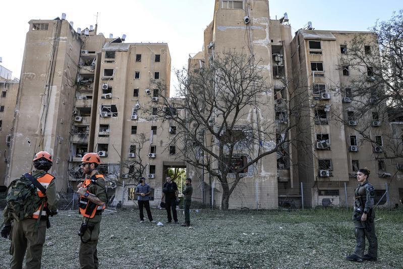 تضرر مباني بصواريخ من إيران