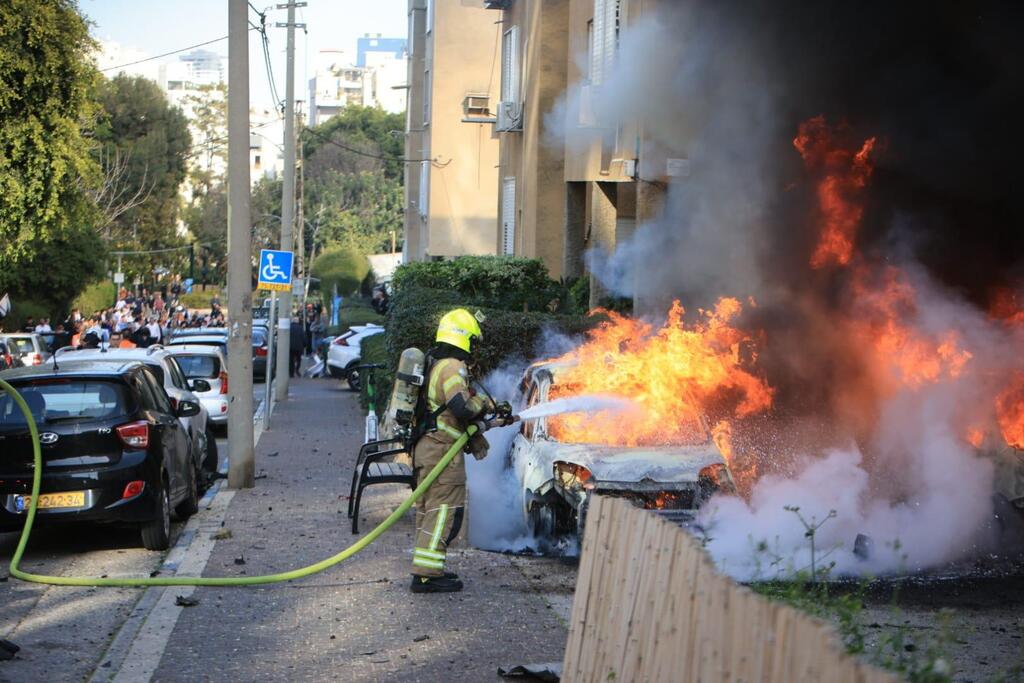 أضرار مادية لمبانٍ ومركبات بعد رشقة صاروخية في المركز (سلطة الإطفاء والإنقاذ) أضرار مادية لمبانٍ ومركبات بعد رشقة صاروخية في المركز