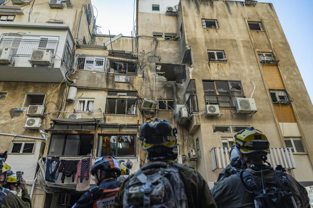 منازل متضررة جراء صاروخ من إيران