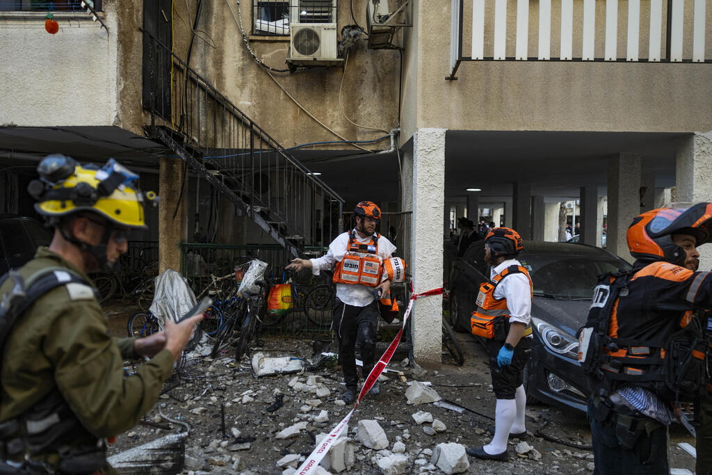 سقوط شظايا صواريخ من إيران في بني براك (فلاش 90) سقوط شظايا صواريخ من إيران في بني براك