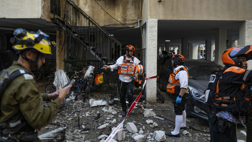 سقوط شظايا صواريخ من إيران في بني براك 