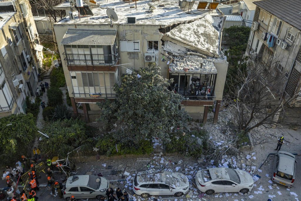 سقوط شظايا صواريخ من إيران في بني براك (فلاش 90) سقوط شظايا صواريخ من إيران في بني براك