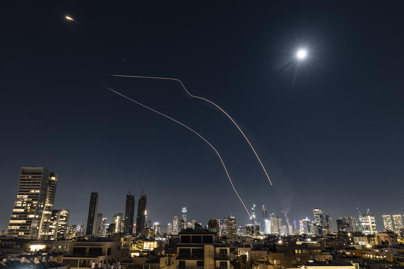 سماء تل أبيب خلال هجوم صاروخي ايراني على إسرائيل (05.03.26) (Flash90) سماء تل أبيب بعد الهجوم الصاروخي الأخير على إسرائيل (05.03.26)