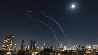 سماء تل أبيب بعد الهجوم الصاروخي الأخير على إسرائيل (05.03.26)