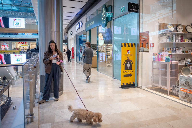 المجمعات التجارية شبه خالية في المركز