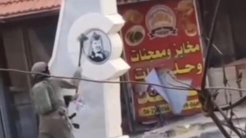 جنود إسرائيليون يحطمون نصبًا تذكاريًا للرئيس الراحل ياسر عرفات في قضاء جنين