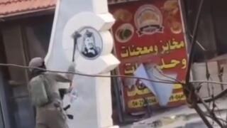 جنود إسرائيليون يحطمون نصبًا تذكاريًا للرئيس الراحل ياسر عرفات في قضاء جنين