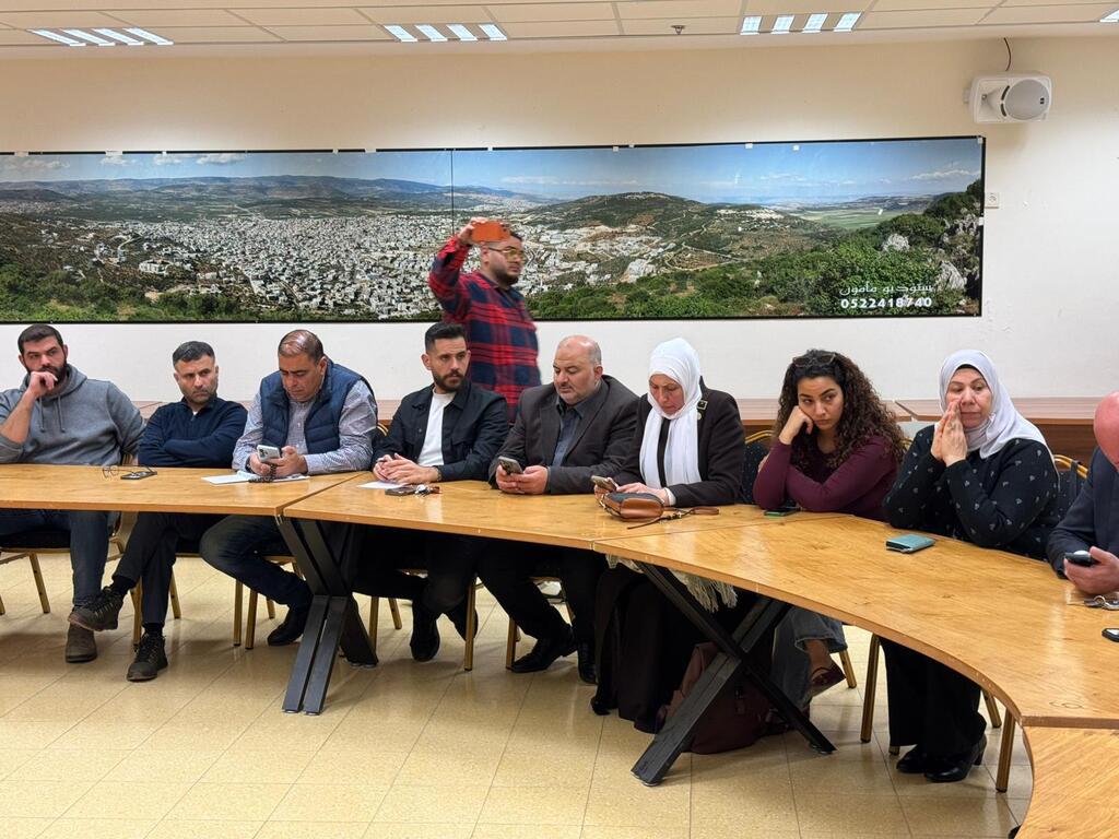 اجتماع لجنة المتابعة في بلدية عرابة 