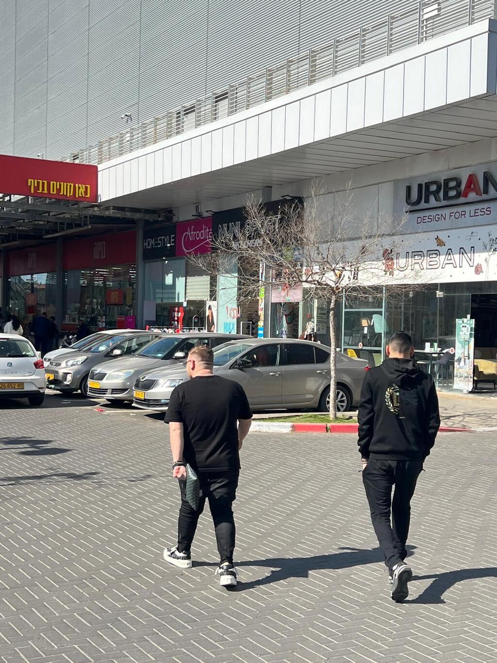 صافرات الإنذار تُربك المتسوقين في المراكز التجارية (راديو الناس) صافرات الإنذار تُربك المتسوقين في المراكز التجارية