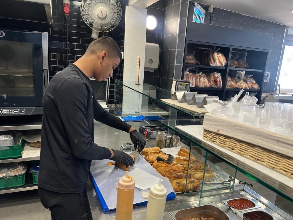 صافرات الإنذار تُربك المتسوقين في المراكز التجارية (راديو الناس) صافرات الإنذار تُربك المتسوقين في المراكز التجارية