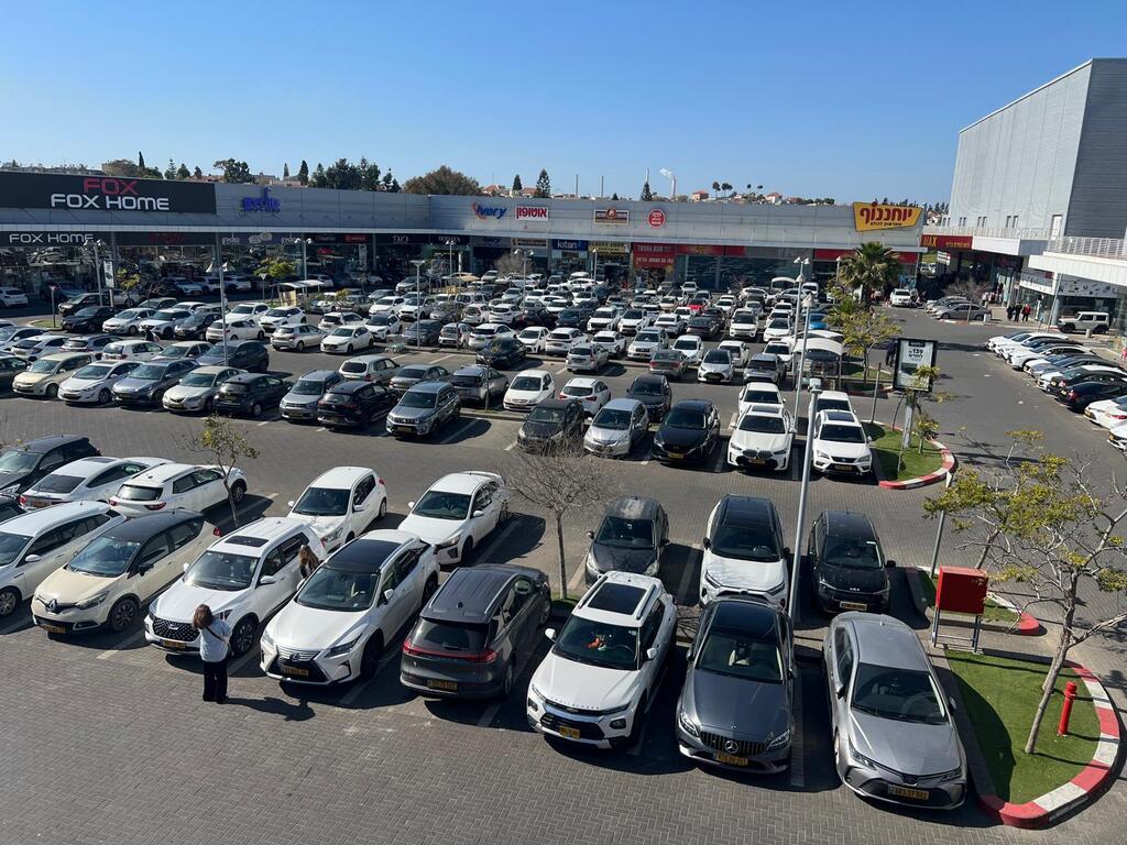 صافرات الإنذار تُربك المتسوقين في المراكز التجارية (راديو الناس) صافرات الإنذار تُربك المتسوقين في المراكز التجارية