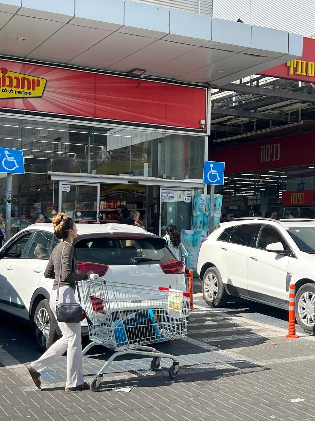 صافرات الإنذار تُربك المتسوقين في المراكز التجارية (راديو الناس) صافرات الإنذار تُربك المتسوقين في المراكز التجارية