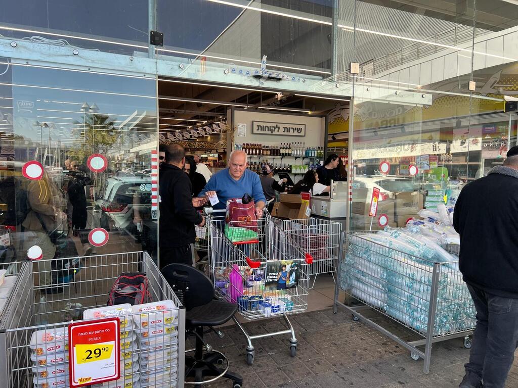 صافرات الإنذار تُربك المتسوقين في المراكز التجارية (راديو الناس) صافرات الإنذار تُربك المتسوقين في المراكز التجارية