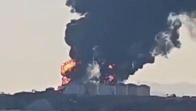 مشاهد لاحتراق حاويات النفط في سلطنة عُمان إثر استهدافها بمسيّرات إيرانية