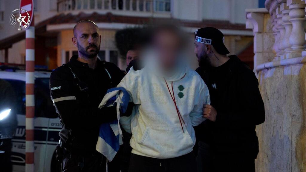 اعتقال شاب من اللد بشبهة رشّ علم فلسطين على مبنى البلدية  