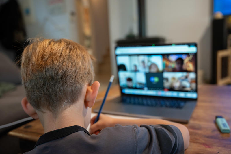 التعليم عن بعد مستمر مع تتخفيف القيود في بعض المناطق (Flash90) زووم - تعليم عن بعد - المدارس مغلقة