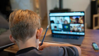 زووم - تعليم عن بعد - المدارس مغلقة