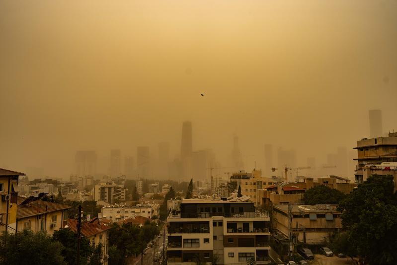 رياح شديدة وغبار كثيف في تل أبيب اليوم (14.03.26)