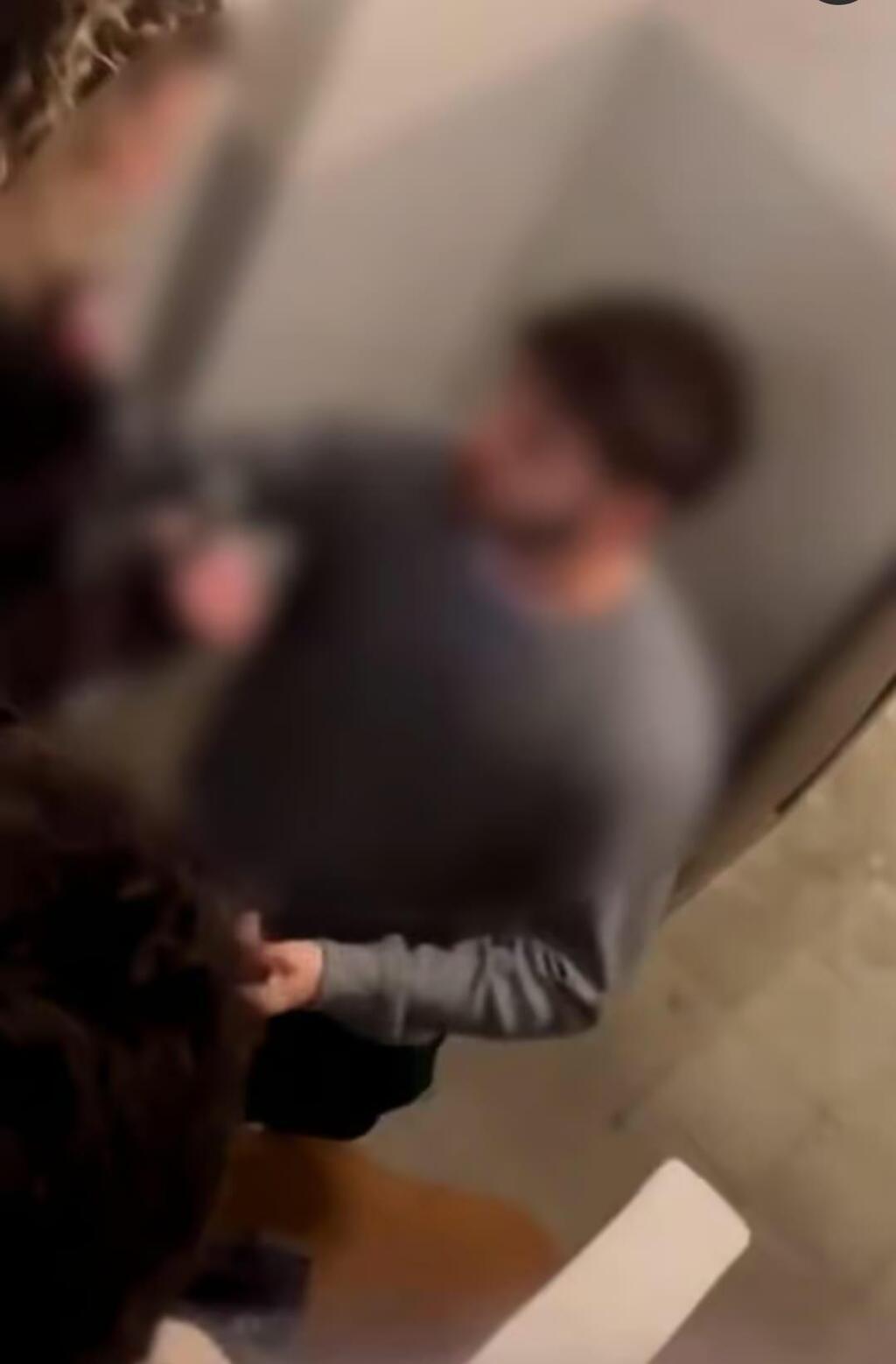 رجل منع مدنيين من دخول ملجأ خلال صافرات الإنذار في تل أبيب