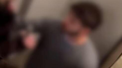 رجل منع مدنيين من دخول ملجأ خلال صافرات الإنذار في تل أبيب