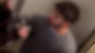 رجل منع مدنيين من دخول ملجأ خلال صافرات الإنذار في تل أبيب