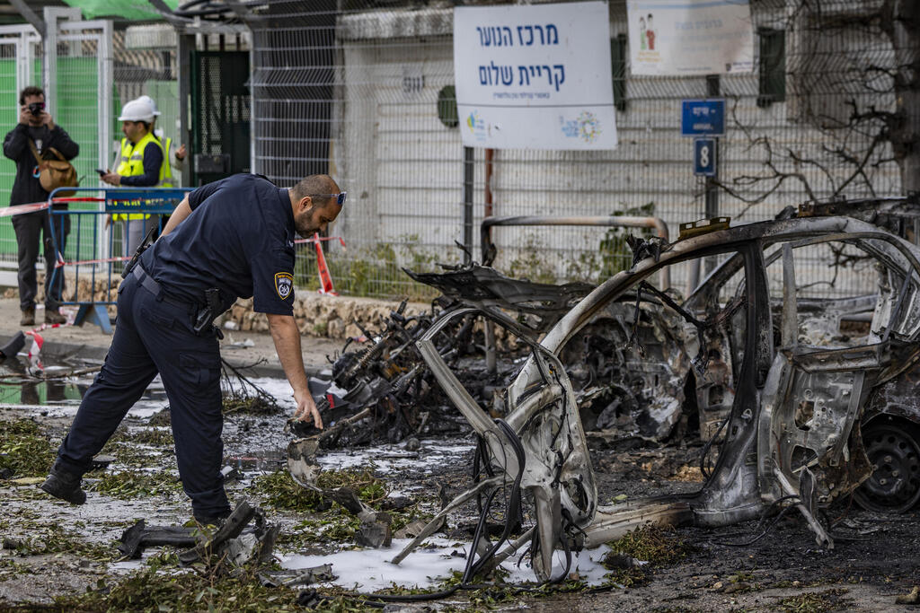 أضرار في الممتلكات جراء سقوط مباشر في بني براك (Flash90) أضرار في الممتلكات جراء سقوط مباشر في بني براك