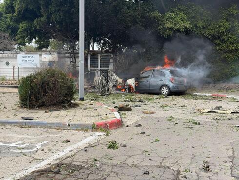 أنباء أولية عن اندلاع النيران في سيارات بمنطقة المركز