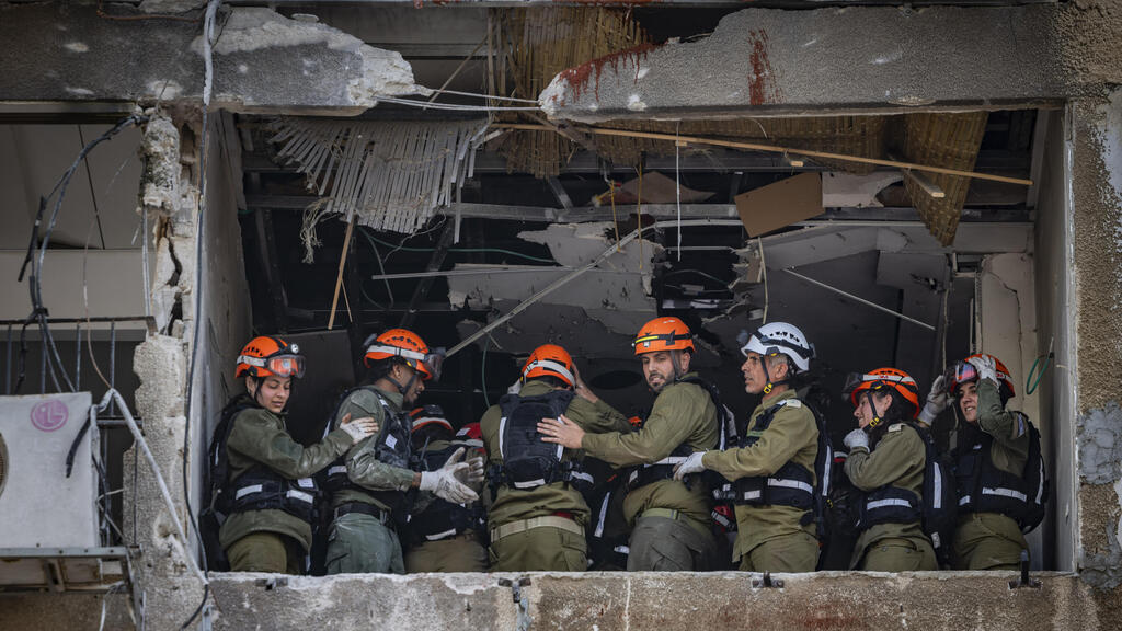 أضرار جسيمة في مبنى بمدينة بني براك جراء إصابته بصاروخ أطلق من إيران