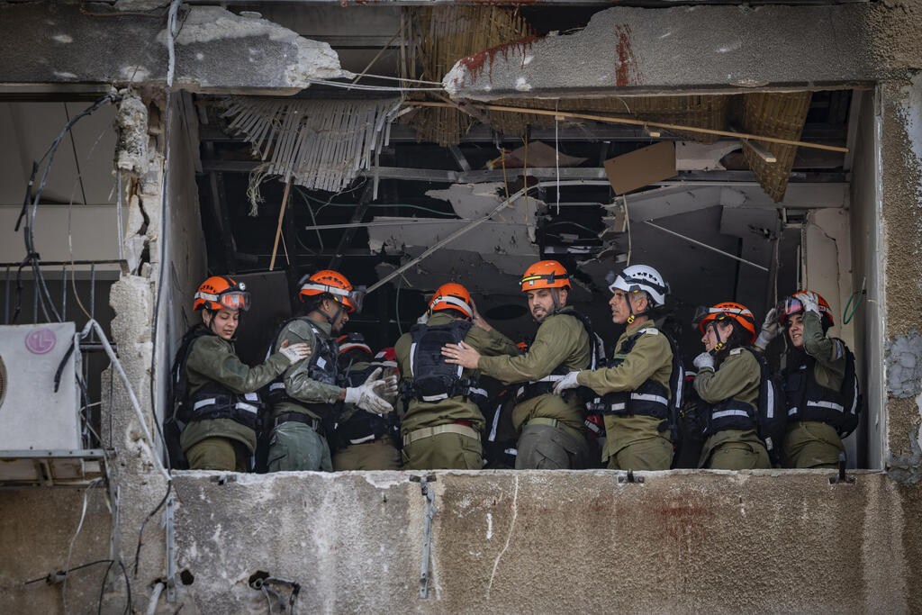 أضرار جسيمة في مبنى بمدينة بني براك جراء إصابته بصاروخ أطلق من إيران (Flash90) أضرار جسيمة في مبنى بمدينة بني براك جراء إصابته بصاروخ أطلق من إيران